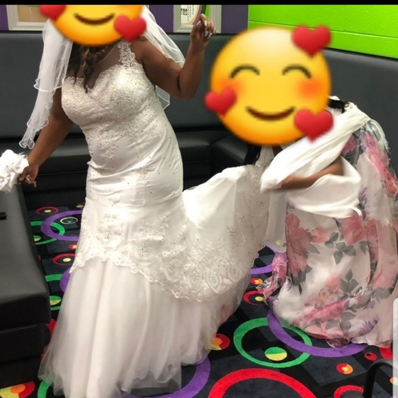 Nice nice wedding dress for a lucky lady - Picture 2 of 7